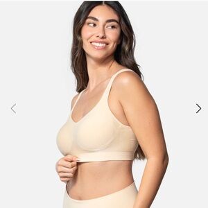 NWT Underoutfit WIRELESS Comfort Shaping Bra With Adjustable Straps
